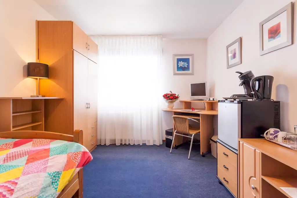 kamer 1 airbnb 12M2  vanaf Euro 28 p/d (termijn kortingen)